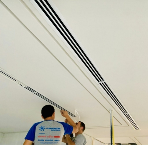 Acabamentos de Difusores Linear com Sistema VRV DAIKIN.