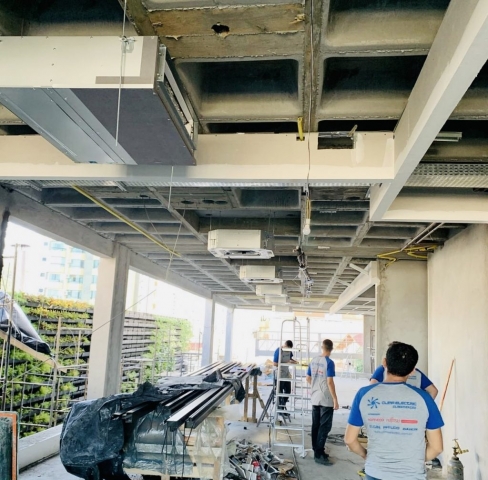 Sistema VRV DAIKIN com evaporadoras Cassete 4 vias e Dutadas.